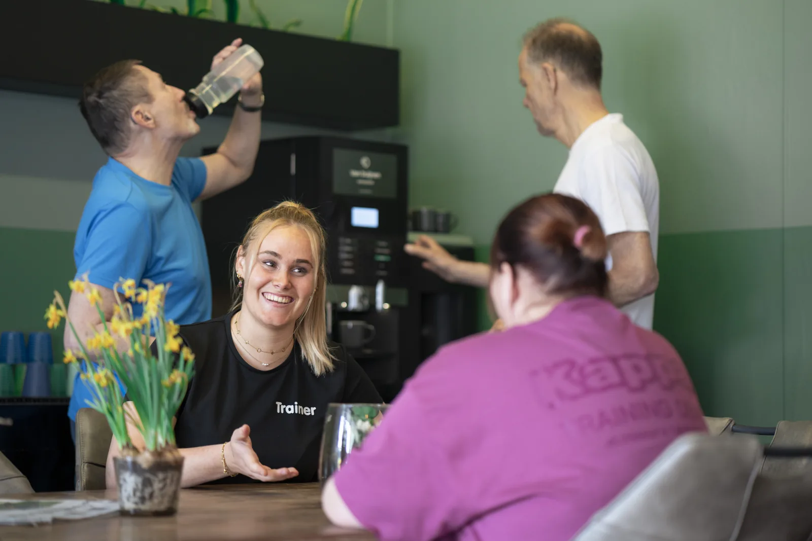 Leden en trainer drinken samen koffie na de training bij Club Vit