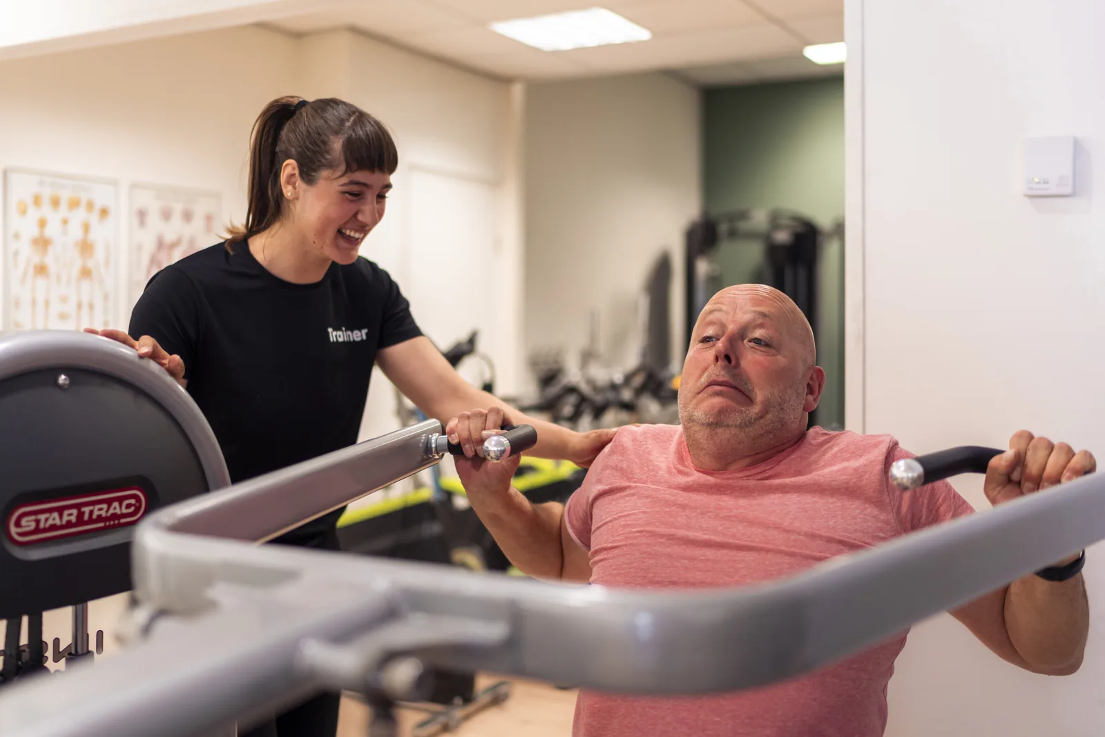 Leden in actie tijdens een training bij Club Vit, Den Haag