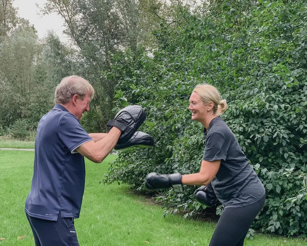 Trainers van Club Vit bij het workout-of-the-day krijtbord